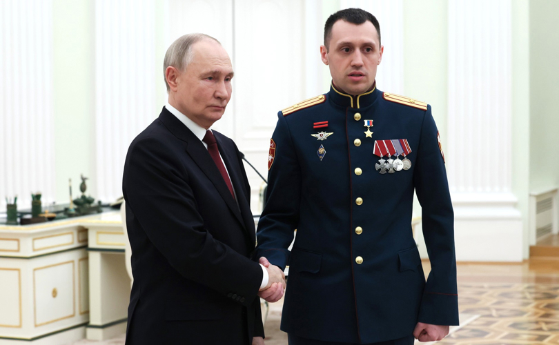 Президент России Владимир Путин вручил офицерам Росгвардии Героям России медали «Золотая Звезда» 