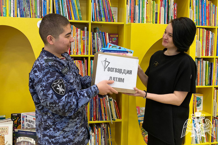 Росгвардейцы подарили книги юным читателям тюменской библиотеки 