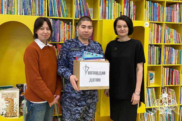 Росгвардейцы подарили книги юным читателям тюменской библиотеки 