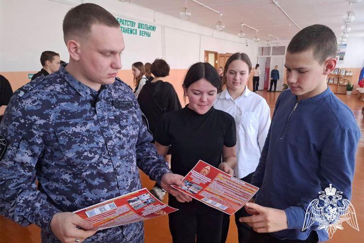 Офицеры Росгвардии в Тюменской области проводят агитационно-просветительскую работу со старшеклассниками в районных школах (видео)
