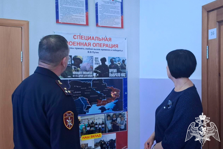Офицеры Росгвардии в Тюменской области проводят агитационно-просветительскую работу со старшеклассниками в районных школах (видео)