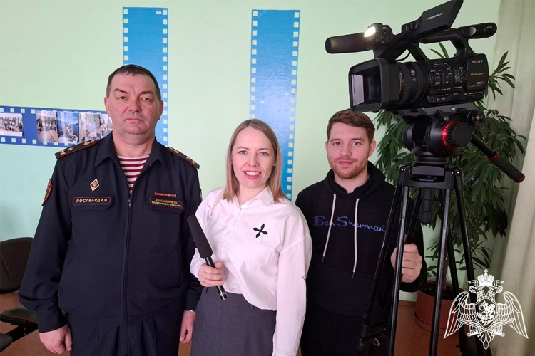 Офицеры Росгвардии в Тюменской области проводят агитационно-просветительскую работу со старшеклассниками в районных школах (видео)