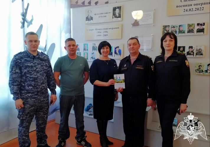 Офицеры Росгвардии в Тюменской области проводят агитационно-просветительскую работу со старшеклассниками в районных школах (видео)