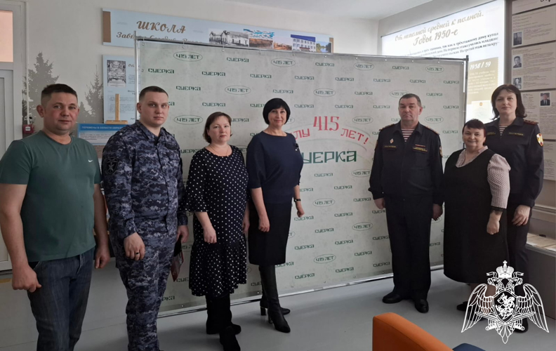 Офицеры Росгвардии в Тюменской области проводят агитационно-просветительскую работу со старшеклассниками в районных школах (видео)