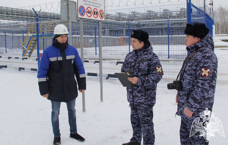 Сотрудники лицензионно–разрешительной работы и государственного контроля Росгвардии в Тюменской области отмечают профессиональный праздник