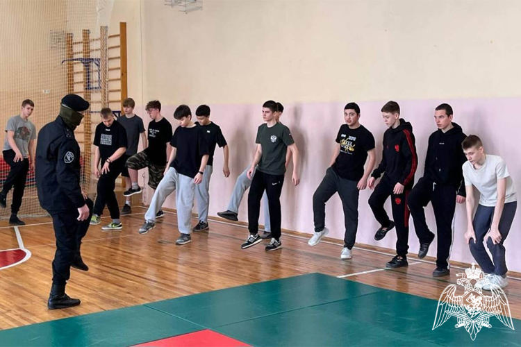«Уроки от спецназа» проводят для школьников бойцы тюменского ОМОН и ветераны боевых действий