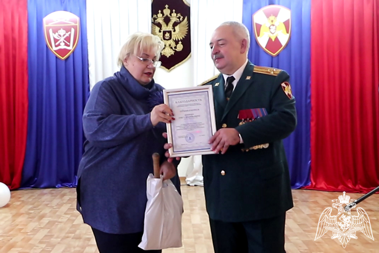 Личный состав кинологического центра Уральского округа Росгвардии проводил на заслуженный отдых своего первого командира (видео) 