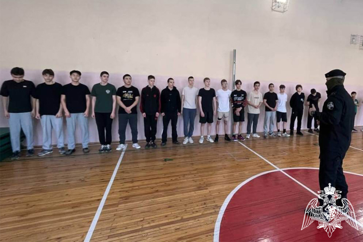 «Уроки от спецназа» проводят для школьников бойцы тюменского ОМОН и ветераны боевых действий