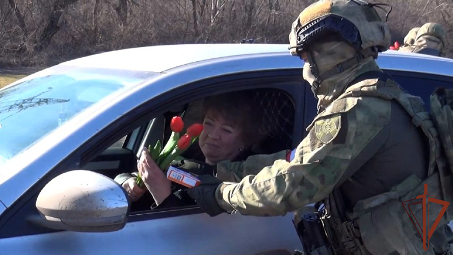 Росгвардия поздравила жительниц новых российских регионов с праздником
