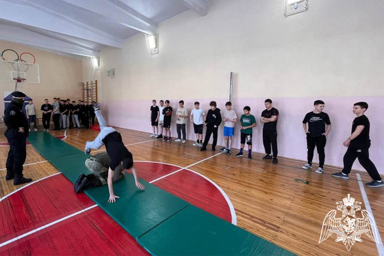 «Уроки от спецназа» проводят для школьников бойцы тюменского ОМОН и ветераны боевых действий