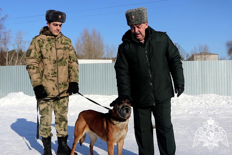 Личный состав кинологического центра Уральского округа Росгвардии проводил на заслуженный отдых своего первого командира (видео) 