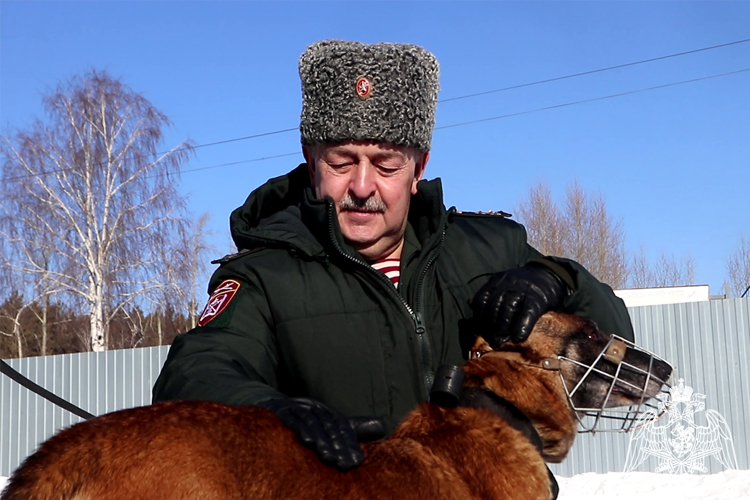 Личный состав кинологического центра Уральского округа Росгвардии проводил на заслуженный отдых своего первого командира (видео) 