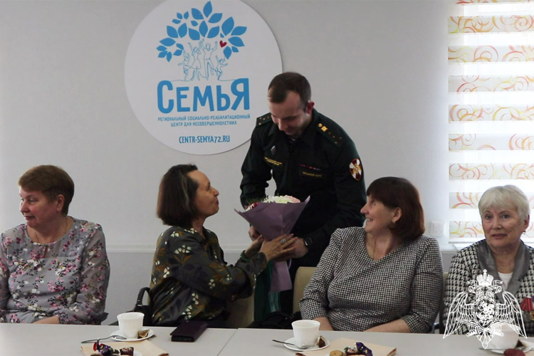 В Тюмени руководство территориального управления и кинологического центра Уральского округа Росгвардии встретились с семьями бойцов погибших в разные годы