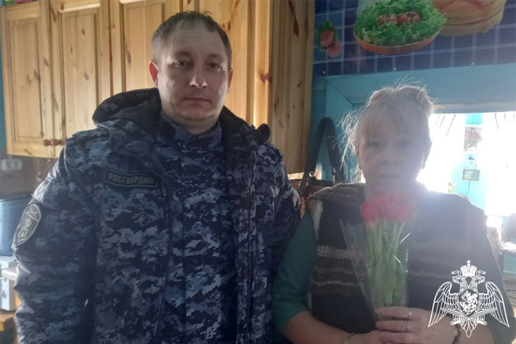 Сотрудники Росгвардии в Тюменской области поздравили с весенним праздником матерей и вдов погибших в разные годы боевых товарищей 