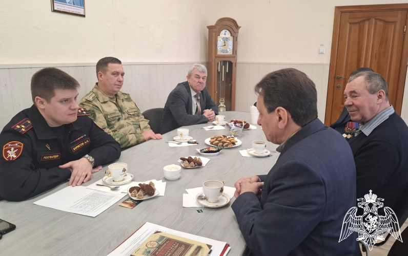 В Тюмени начальник территориального управления и ветераны службы встретились за круглым столом в преддверии Дня Росгвардии