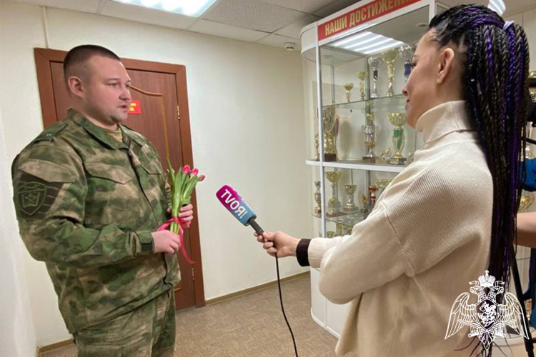 Кинологи Росгвардии поздравили женщин с весенним праздником в эфире тюменского телевидения (видео)