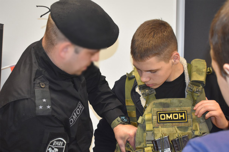 Бойцы тюменского ОМОН проводят мероприятия  в рамках Года защитника Отечества