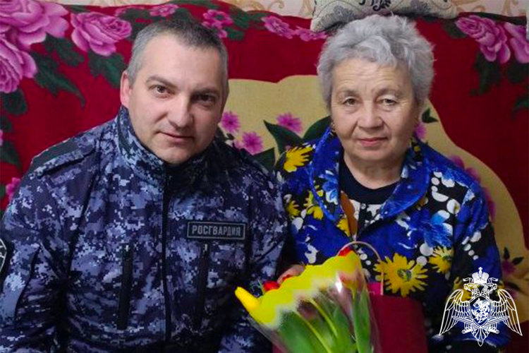 Сотрудники Росгвардии в Тюменской области поздравили с весенним праздником матерей и вдов погибших в разные годы боевых товарищей 