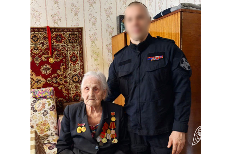 Офицеры СОБР Росгвардии вручили юбилейную медаль к 80-летию Победы труженице тыла в Тюмени