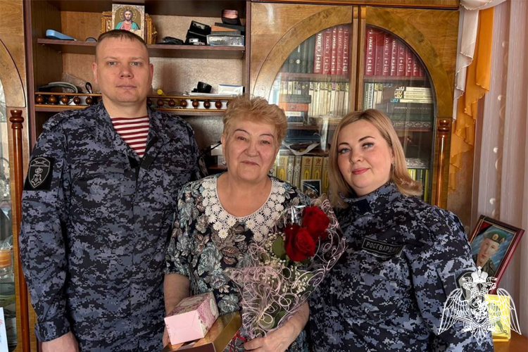 Сотрудники Росгвардии в Тюменской области поздравили с весенним праздником матерей и вдов погибших в разные годы боевых товарищей 