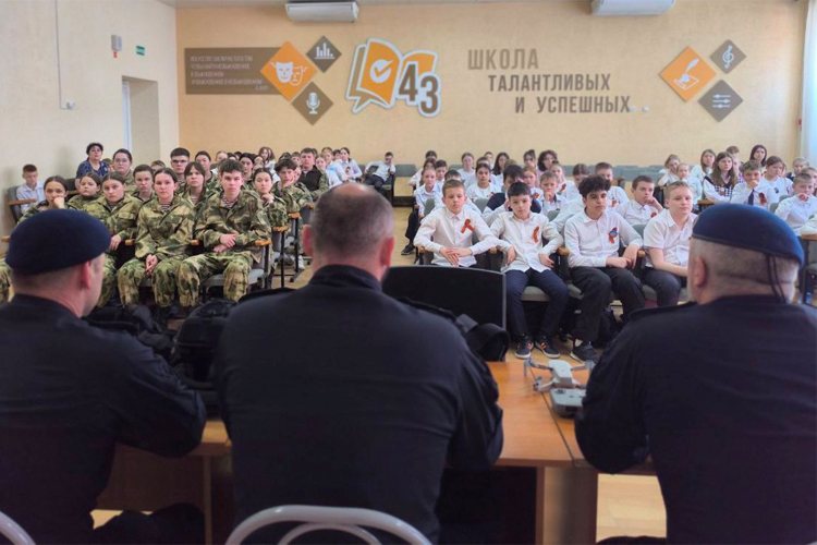 В Год защитника Отечества бойцы СОБР проводят патриотические мероприятия для юных тюменцев