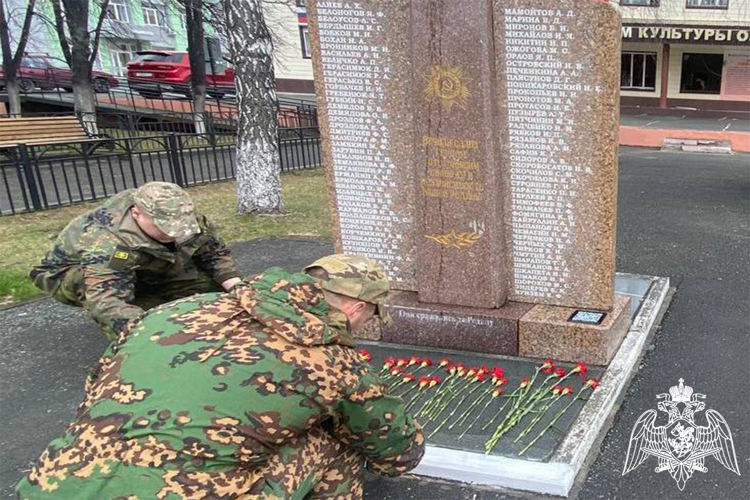 Росгвардейцы в Тюмени вновь поддержали ведомственную акцию «На страже памяти»