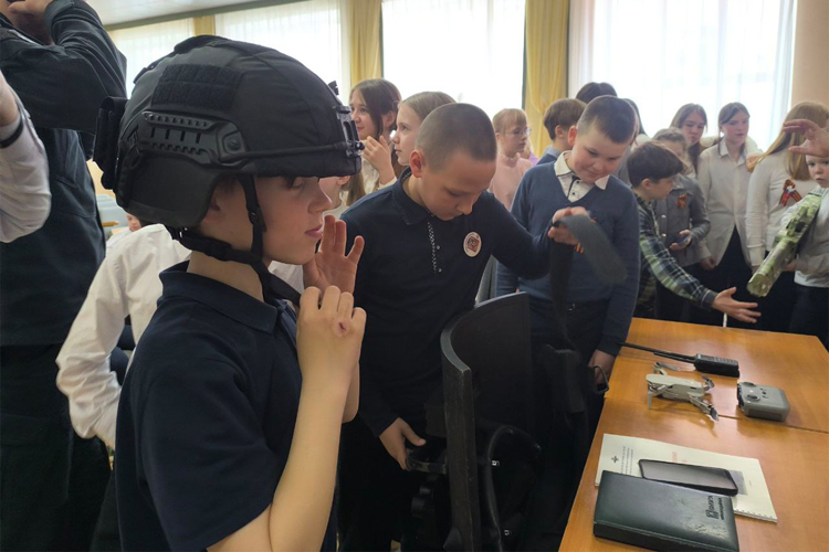 В Год защитника Отечества бойцы СОБР проводят патриотические мероприятия для юных тюменцев