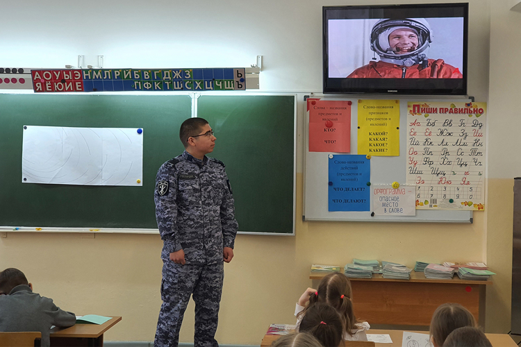В преддверии Дня космонавтики росгвардейцы проводят тематические мероприятия для тюменских школьников 