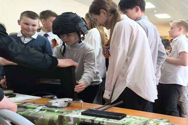 В Год защитника Отечества бойцы СОБР проводят патриотические мероприятия для юных тюменцев