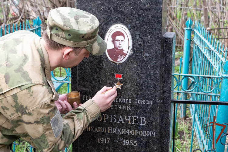В Мариуполе росгвардейцы продолжают благоустройство мемориалов Героям Великой Отечественной войны (видео)