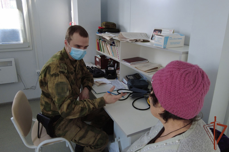 В ЛНР военные врачи Росгвардии оказывают помощь местному населению (видео)