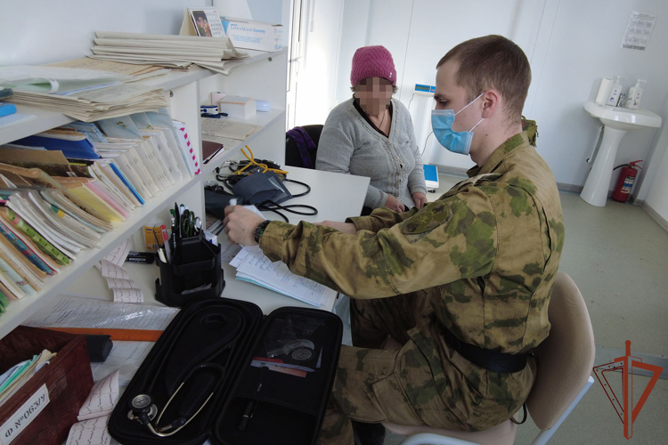 В ЛНР военные врачи Росгвардии оказывают помощь местному населению (видео)