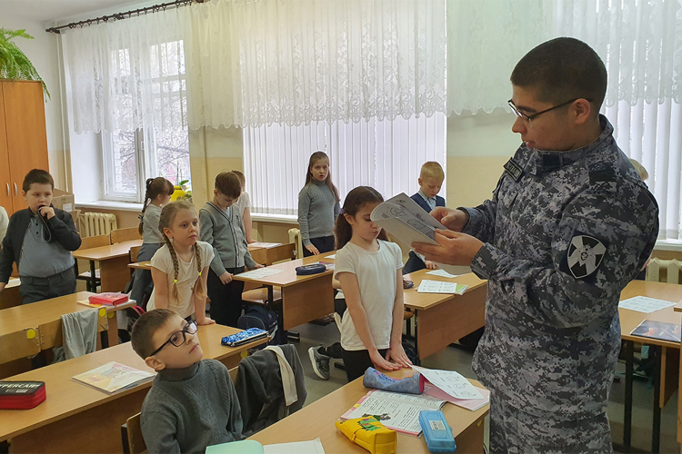 В преддверии Дня космонавтики росгвардейцы проводят тематические мероприятия для тюменских школьников 