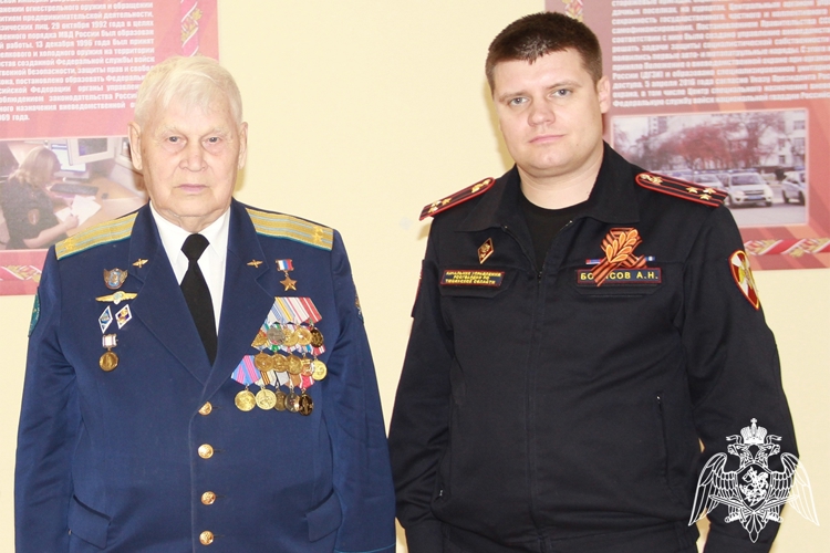Герой России Владимир Шарпатов встретился с росгвардейцами в Тюмени