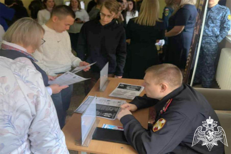 В Тюменской области представители Росгвардии приняли участие во Всероссийской ярмарке вакансий