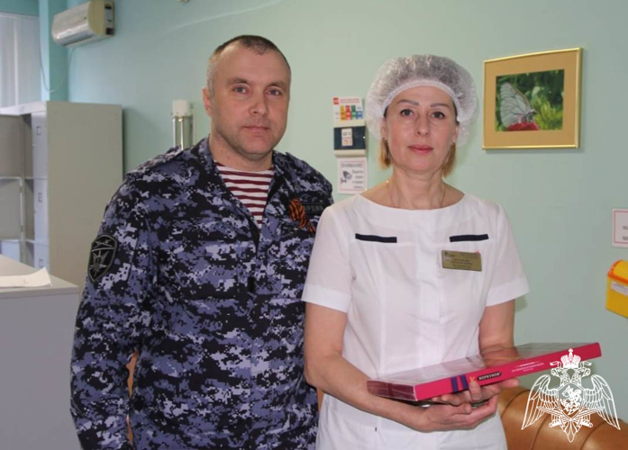 Росгвардейцы в Тюмени пополнили банк крови и поздравили медиков с Национальным днём донора