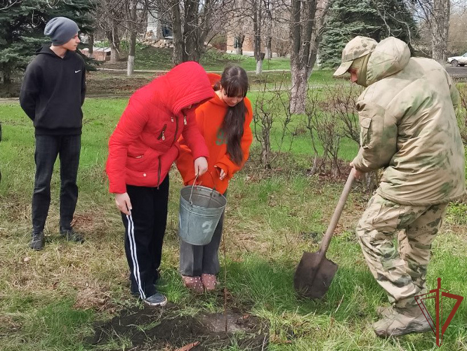 В ДНР росгвардейцы приняли участие в акции «Сад памяти»