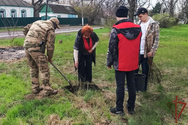 В ДНР росгвардейцы приняли участие в акции «Сад памяти»