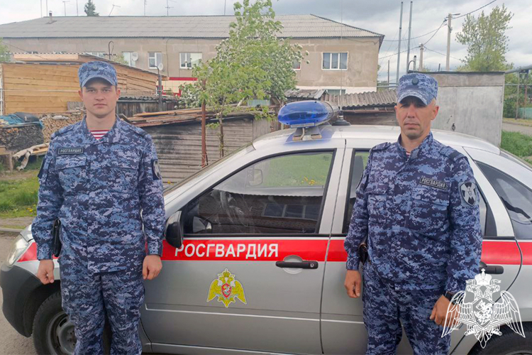 Более 20 жильцов эвакуировали росгвардейцы из загоревшегося здания в Тюменской области