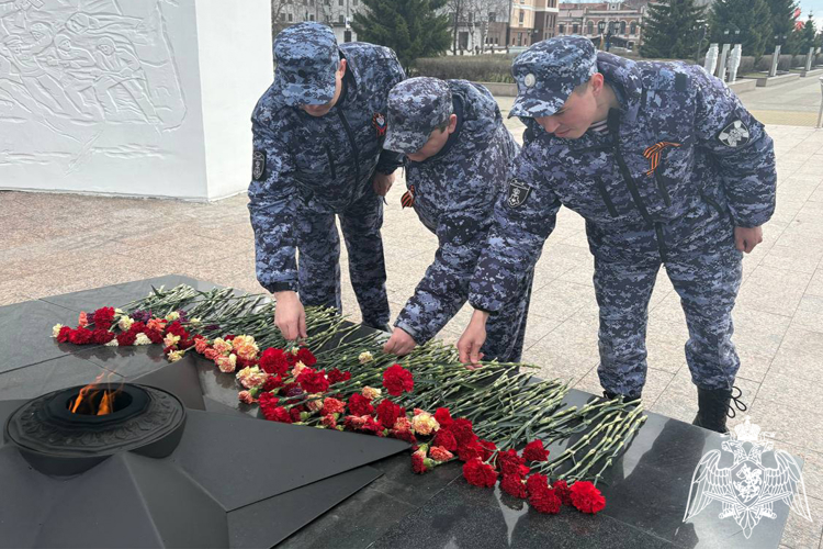 Сотрудники вневедомственной охраны Росгвардии в Тобольске присоединились к  всероссийской акции «Бессмертный автополк»