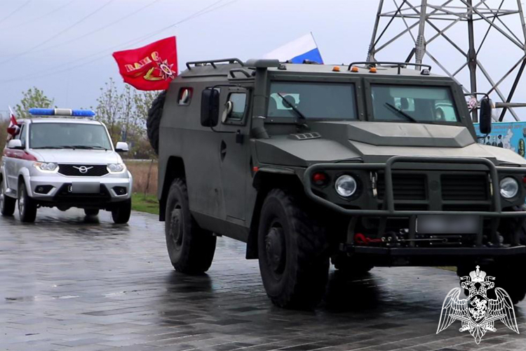 В Тюмени росгвардейцы приняли участие в патриотическом автопробеге