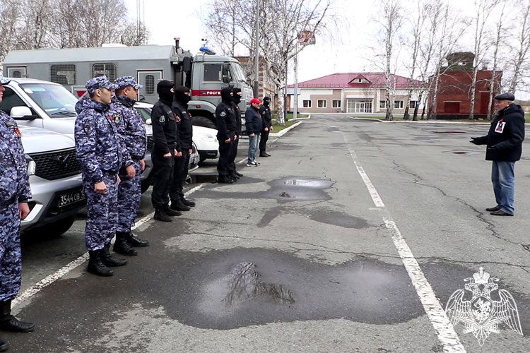 В Тюменской области росгвардейцы и ветераны службы поддержали всероссийскую акцию «Бессмертный автополк» (видео)