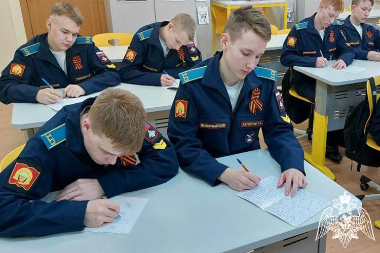 Бойцы спецназа Росгвардии поблагодарили за письма поддержки тюменских ребят и поздравили их с Днём Победы (видео)
