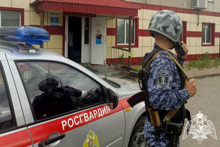Более 20 жильцов эвакуировали росгвардейцы из загоревшегося здания в Тюменской области
