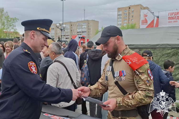 В День Победы на городской площади росгвардейцы познакомили тюменцев со своей службой 