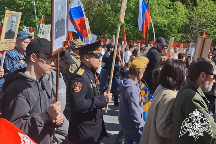 В День Победы росгвардейцы со своими семьями приняли участие в гражданско-патриотическом движении «Бессмертный полк России»