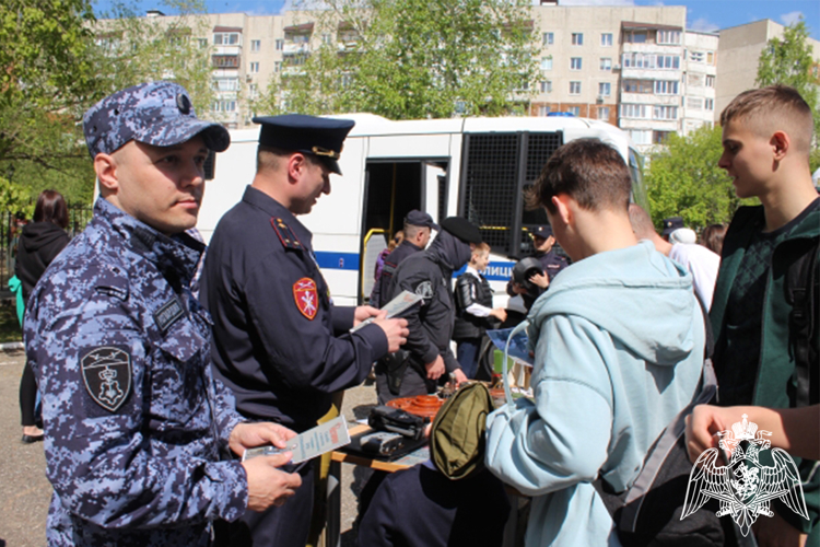 Росгвардия в Тюмени принимает участие в Общероссийской акции «Призывник -Защитники Отечества»