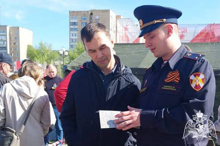 В День Победы на городской площади росгвардейцы познакомили тюменцев со своей службой 