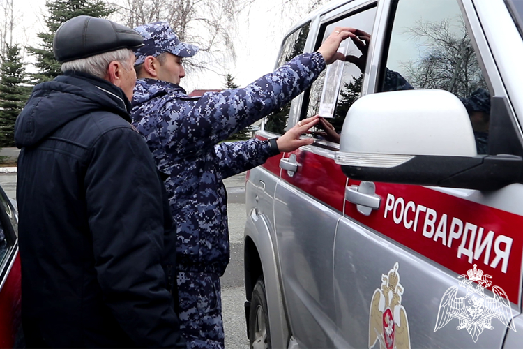 В Тюменской области росгвардейцы и ветераны службы поддержали всероссийскую акцию «Бессмертный автополк» (видео)