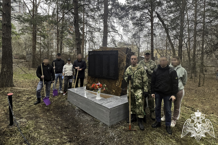 Сотрудники отдела ФСБ России по Уральскому округу и военнослужащие Росгвардии облагородили мемориал бойцам, павшим в годы Великой Отечественной войны